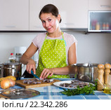 housewife trying new recipe of sprattus in kitchen. Стоковое фото, фотограф Яков Филимонов / Фотобанк Лори