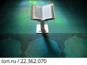 Священная книга мусульман - Коран лежит на подставке в мечети во время намаза. Стоковое фото, фотограф Николай Винокуров / Фотобанк Лори