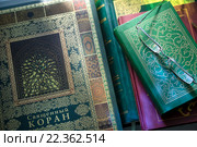 Священная книга мусульман - Коран лежит на подставке в мечети во время намаза (2016 год). Редакционное фото, фотограф Николай Винокуров / Фотобанк Лори
