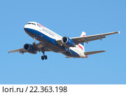 Самолет Airbus A320-232 (G-EUYM) компании British Airways  на фоне голубого неба (2016 год). Редакционное фото, фотограф Виктор Карасев / Фотобанк Лори