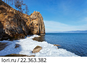 Байкал весной. Остров Ольхон. Последние льдины у мыса Татайский. Стоковое фото, фотограф Виктория Катьянова / Фотобанк Лори