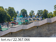 Псково-Печорский Свято-Успенский мужской монастырь. Вид на ступенчатые стены крепости, купола и храмы на территории монастыря (2015 год). Стоковое фото, фотограф Горшков Игорь / Фотобанк Лори