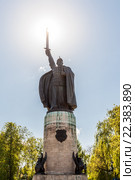 Муром. Памятник Илье Муромцу в контровом свете. (2014 год). Редакционное фото, фотограф Илья Бесхлебный / Фотобанк Лори