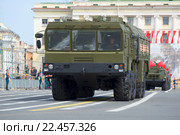 Пусковая установка МЗКТ-7930 ракетного комплекса "Искандер" крупным планом. Репетиция парада в честь Дня Победы, Санкт-Петербург (2015 год). Редакционное фото, фотограф Виктор Карасев / Фотобанк Лори