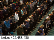 Верующие молятся в мечети во время воскресного намаза (2016 год). Редакционное фото, фотограф Николай Винокуров / Фотобанк Лори