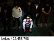 Верующие молятся в мечети во время воскресного намаза (2016 год). Редакционное фото, фотограф Николай Винокуров / Фотобанк Лори