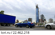 Городской перекресток и много машин, желтые такси и автобус едут по дороге, Мельбурн, штат Виктория, Австралия (2016 год). Стоковое видео, видеограф Ekaterina Andreeva / Фотобанк Лори