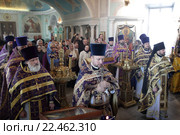Настоятель протоиерей Георгий Кулёмин в храме Покрова Пресвятой Богородицы (2016 год). Редакционное фото, фотограф Дмитрий Неумоин / Фотобанк Лори