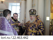 Духовенство в храме Покрова Пресвятой Богородицы, город Балашиха (2016 год). Редакционное фото, фотограф Дмитрий Неумоин / Фотобанк Лори