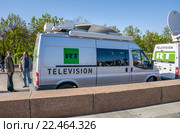 Машины круглосуточного информационного телеканала RT на Поклонной горе 9 мая (2014 год). Редакционное фото, фотограф Алёшина Оксана / Фотобанк Лори