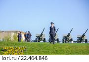 Легендарные 76-мм пушки ЗИС-3 образца 1942 г на Поклонной горе в Москве 9 мая (2014 год). Редакционное фото, фотограф Алёшина Оксана / Фотобанк Лори