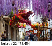 Decorated streets of Gracia district. Japanese theme (2015 год). Редакционное фото, фотограф Яков Филимонов / Фотобанк Лори