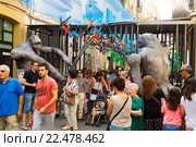 Decorated streets of Gracia district. Zoo theme (2015 год). Редакционное фото, фотограф Яков Филимонов / Фотобанк Лори