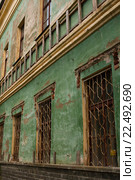 Старое здание с зеленым фасадом. Стоковое фото, фотограф Наталья Семкина / Фотобанк Лори