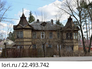 Старинный выцветший деревянный двухэтажный загородный дом с башенками за забором в посёлке Вырица Ленинградской области. Стоковое фото, фотограф Максим Мицун / Фотобанк Лори