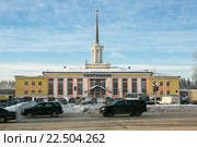 Здание железнодорожного вокзала в Сыктывкаре (2015 год). Редакционное фото, фотограф Михаил Трибой / Фотобанк Лори