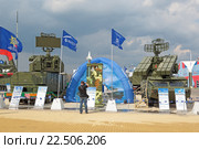 Зенитно-ракетные комплексы "Тор-М2Э" и "Оса-АКМ1" на Международном военно-техническом форуме "Армия-2015". Кубинка, военно-патриотический парк "Патриот" Редакционное фото, фотограф Игорь Долгов / Фотобанк Лори