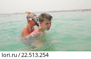 Подростки резвятся в море. Стоковое видео, видеограф Андрей Армягов / Фотобанк Лори