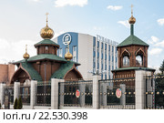 Город Тула. Храм Равноапостольного князя Владимира на фоне Туламашзавода (2016 год). Редакционное фото, фотограф Игорь Низов / Фотобанк Лори