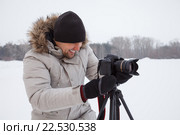 Фотограф с фотоаппаратом на штативе. Стоковое фото, фотограф Иван Карпов / Фотобанк Лори