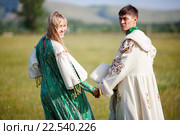 Пара в этнических костюмах держатся за руки. Стоковое фото, фотограф Евгений Майнагашев / Фотобанк Лори