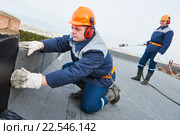 Flat roof installation. Heating and melting bitumen roofing felt. Стоковое фото, фотограф Дмитрий Калиновский / Фотобанк Лори