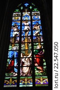 Сострадание Матери (Compassio Deiparae). Витраж в церкви Святого Мориса (Eglise Saint-Maurice), Лилль, Франция (2015 год). Редакционное фото, фотограф Дарья Кравченко / Фотобанк Лори