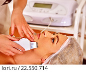 Woman receiving electric facial peeling massage. Стоковое фото, фотограф Gennadiy Poznyakov / Фотобанк Лори