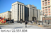 Вид на государственную думу от Манежной площади. Москва (2016 год). Редакционное видео, видеограф Володина Ольга / Фотобанк Лори