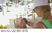 Woman communicating in mobile messenger. Стоковое видео, видеограф Данил Руденко / Фотобанк Лори