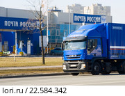 Автомобиль почты России у Автоматизированного сортировочного центра. Санкт-Петербург (2016 год). Редакционное фото, фотограф Александр Щепин / Фотобанк Лори