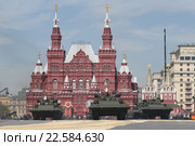 Т-15 «Барбарис» — перспективная российская боевая бронированная гусеничная машина «Армата» на Красной площади в День Победы (2015 год). Редакционное фото, фотограф Михеев Алексей / Фотобанк Лори