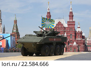 Боевая машина пехоты К-17 на унифицированной боевой платформе Бумеранг с Андреевским флагом на Красной площади в день Победы (2015 год). Редакционное фото, фотограф Михеев Алексей / Фотобанк Лори