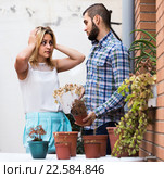 man making excuses for not watering girlfriends flowers. Стоковое фото, фотограф Яков Филимонов / Фотобанк Лори