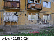 Жилой дом защищенный от обстрелов в Донецке, Украина (2016 год). Стоковое фото, фотограф Евгений Суворов / Фотобанк Лори