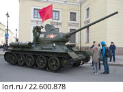 Советский танк периода Второй мировой войны Т34-85 перед началом репетиции парада в честь Дня Победы. Санкт-Петербург (2015 год). Редакционное фото, фотограф Виктор Карасев / Фотобанк Лори
