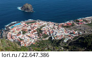 Вид на город Гарачико и скалу в Атлантическом океане Roque de Garachico с обзорной площадки (мирадор). Тенерифе, Канарские острова, Испания (2016 год). Стоковое видео, видеограф Кекяляйнен Андрей / Фотобанк Лори