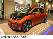 Автомобиль BMW-i3 в ГУМе, Москва (2016 год). Редакционное фото, фотограф Алексей Гусев / Фотобанк Лори