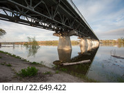 Паводок на реке Ахтуба у Среднеахтубинского моста. Стоковое фото, фотограф Матвей Солодовников / Фотобанк Лори