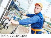 builder installing glass windows on facade. Стоковое фото, фотограф Дмитрий Калиновский / Фотобанк Лори