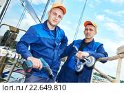 builders worker installing glass windows on facade. Стоковое фото, фотограф Дмитрий Калиновский / Фотобанк Лори