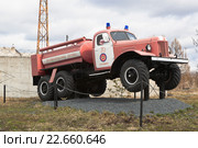 Пожарная машина АЦ-40 на базе автомобиля ЗИЛ 157А у пожарной части в городе Кадникове Вологодской области (2016 год). Редакционное фото, фотограф Николай Мухорин / Фотобанк Лори