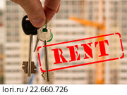 Штамп " rent " и  ключ от квартиры  на фоне нового дома. Стоковое фото, фотограф Сергеев Валерий / Фотобанк Лори