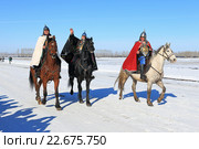 Всадники в костюмах русских богатырей. Алтайский край, село Новотырышкино,  курорт Белокуриха - ипподром «Алтай». Празднование масленицы (2016 год). Редакционное фото, фотограф Григорий Писоцкий / Фотобанк Лори