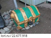 Большой сундук с замком. Сочи (2015 год). Редакционное фото, фотограф Владимир Арсентьев / Фотобанк Лори