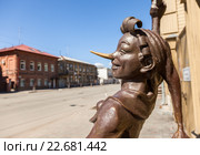 Самара. Фрагмент скульптуры сказочного персонажа Буратино возле музея А.Н. Толстого (2016 год). Редакционное фото, фотограф FotograFF / Фотобанк Лори