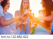 Молодые девушки пьют шампанское на пляже. Стоковое фото, фотограф Дарья Петренко / Фотобанк Лори