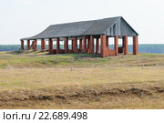 Старый скотник, разрушены стены и крыша (2016 год). Стоковое фото, фотограф Андрей Кириллов / Фотобанк Лори