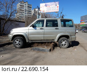 Машина, припаркованная на цветочнице на улице Побратимов в Люберцах (2016 год). Редакционное фото, фотограф lana1501 / Фотобанк Лори