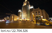 Автомобили проезжают мимо здания МИД, Москва (2016 год). Стоковое видео, видеограф Владимир Журавлев / Фотобанк Лори